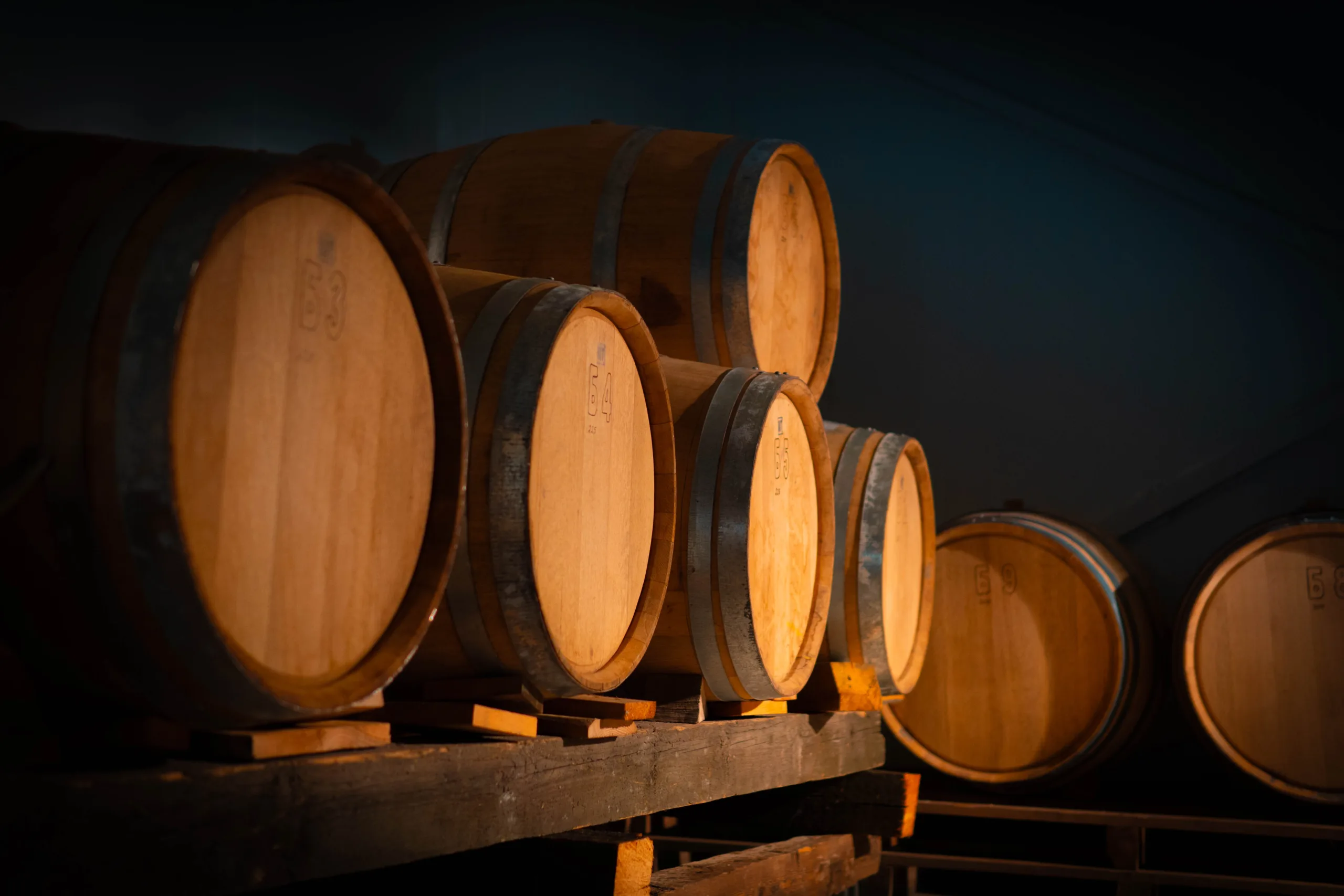 Дъбови бъчви в избата на Divinex Winery